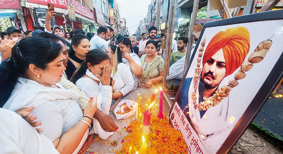 बठिंगा में श्रद्धांजलि देते कांग्रेस कार्यकर्ता