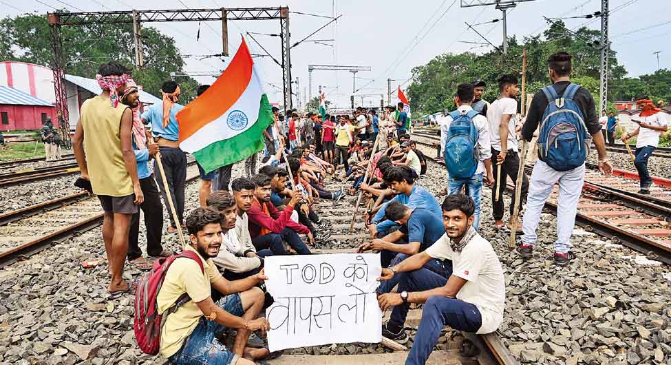 तोड़ वापस लोः धनबाद में धरने पर युवा