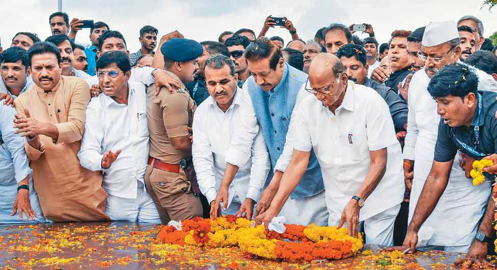 चुनौती मंजूरः सतारा जिले में राजनैतिक गुरु शंकर राव चव्हाण की समाधि पर शरद पवार