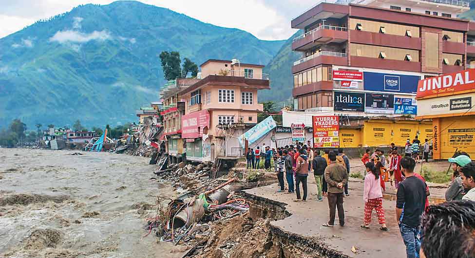 ब्यास का उफानः कुल्लू में ब्यास नदी के किनारे बनी सड़क पर कटान