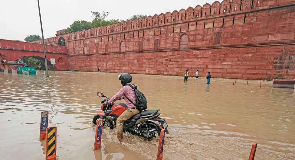 लाल किले के पीछे रिंग रोड पर यमुना का पानी, बरसों पहले नदी यहीं से बहा करती थी