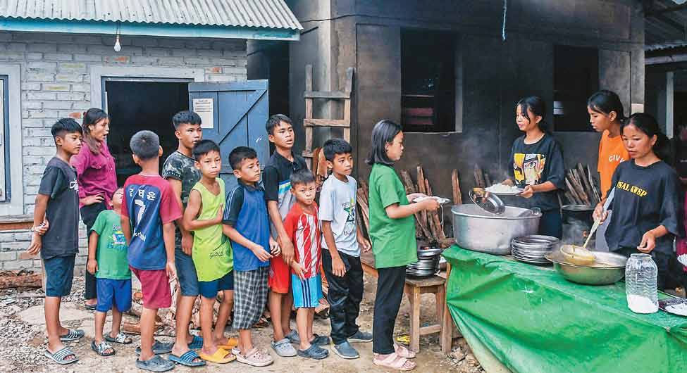 राहत की उम्मीदः चुड़ाचांदपुर के एक राहत शिविर में बच्चे 